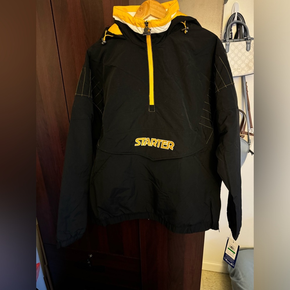 Starter jacket from the 80’s and 90’s men’s size L in black yellow and white